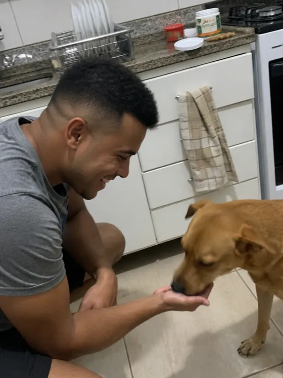 Foto do Thiago com o Bob e o pote do Cão360 Nature
