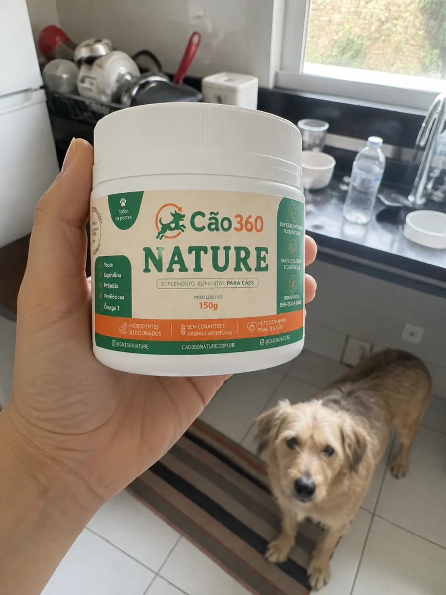 Tutora segurando o pote do Cão360 Nature na cozinha